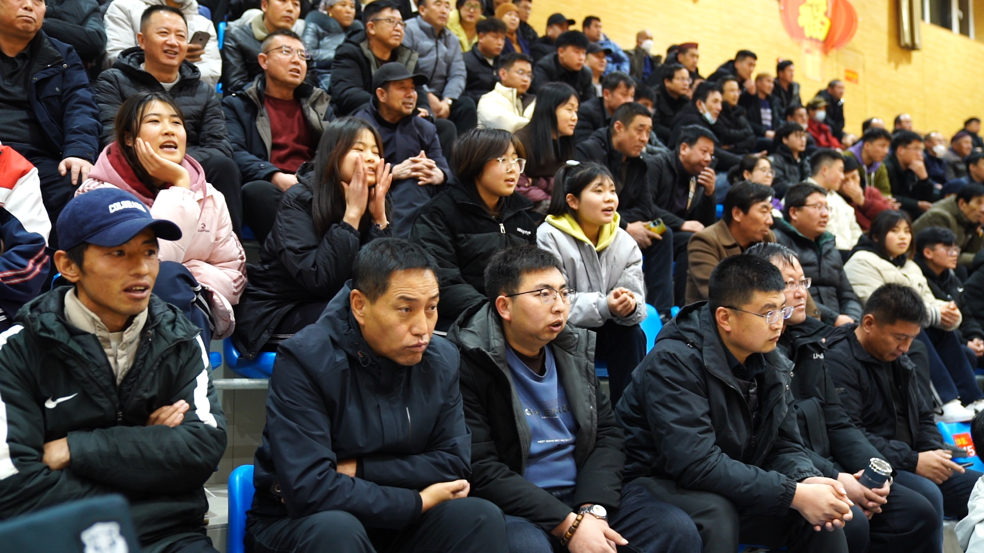 包含瑞典篮球甲级联赛上演精彩对决，球迷热情高涨的词条
